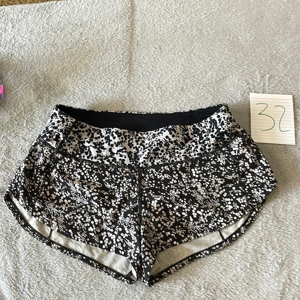 Lululemon speed up shorts black & white sz 4 inseam 2.5 liner intact